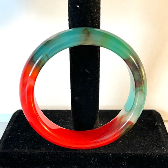 Beautiful Chalcedony Bangle Bracelet in Jade Style - Picture 2 of 8